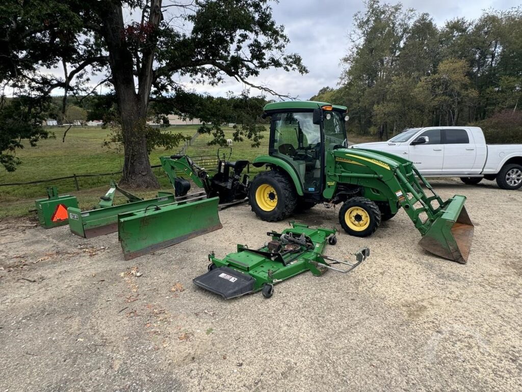 2010 JOHN DEERE 3720 With Attachments